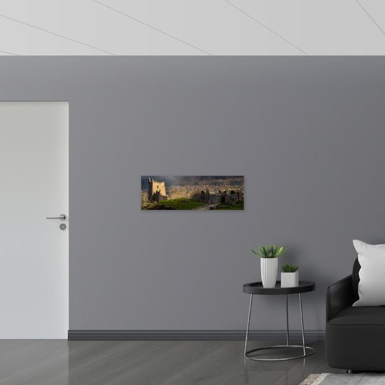 WallClassics - Muursticker - Ruïne van een Oud Kasteel - 90x30 cm Foto op Muursticker