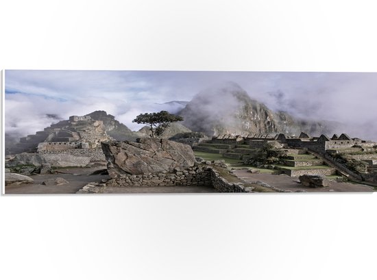WallClassics - PVC Schuimplaat - Machu Pichu in de Mist - 60x20 cm Foto op PVC Schuimplaat (Met Ophangsysteem)