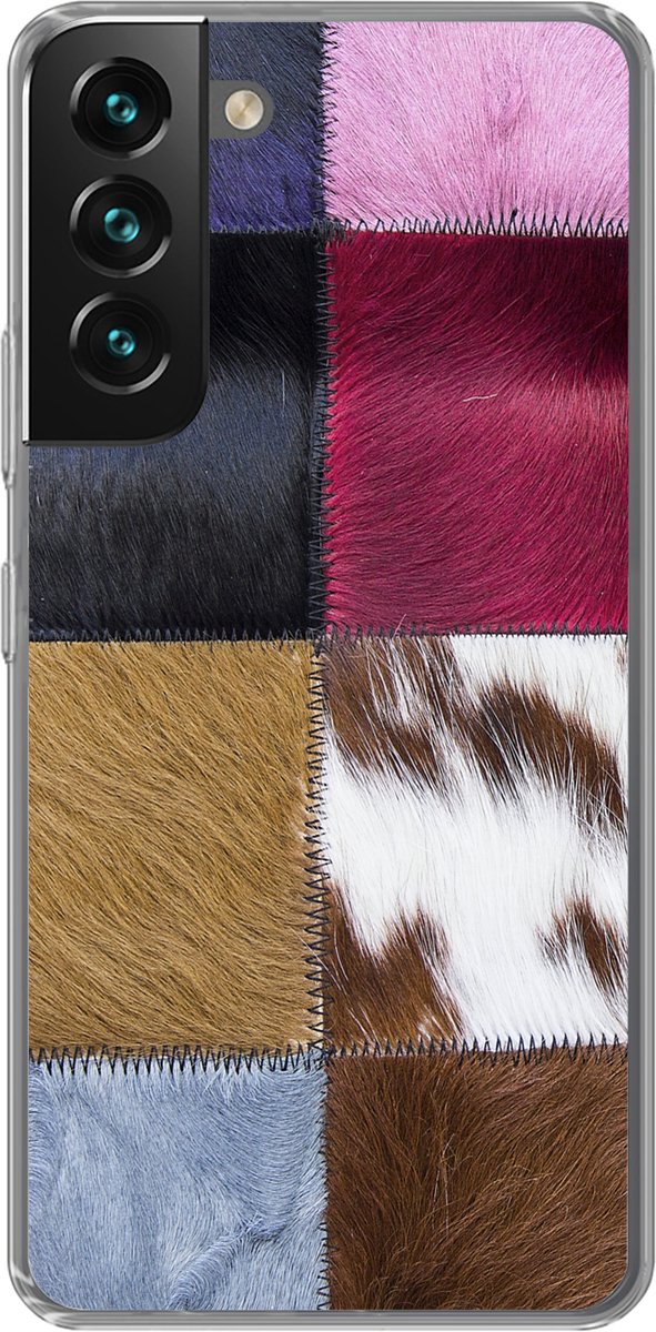 Telefoonhoesje Geschikt voor Samsung Galaxy S22 hoesje - Een kleurrijk en geruit tapijt met onder andere een koeienhuid - Siliconen Telefoonhoesje Telefoonhoesje