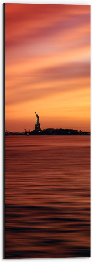 WallClassics - Dibond - Oranje Lucht boven Vrijheidsbeeld in New York - 20x60 cm Foto op Aluminium (Met Ophangsysteem)