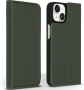 Accezz Hoesje Geschikt voor iPhone 14 Hoesje Met Pasjeshouder - Accezz Premium Leather Slim Bookcase - Groen