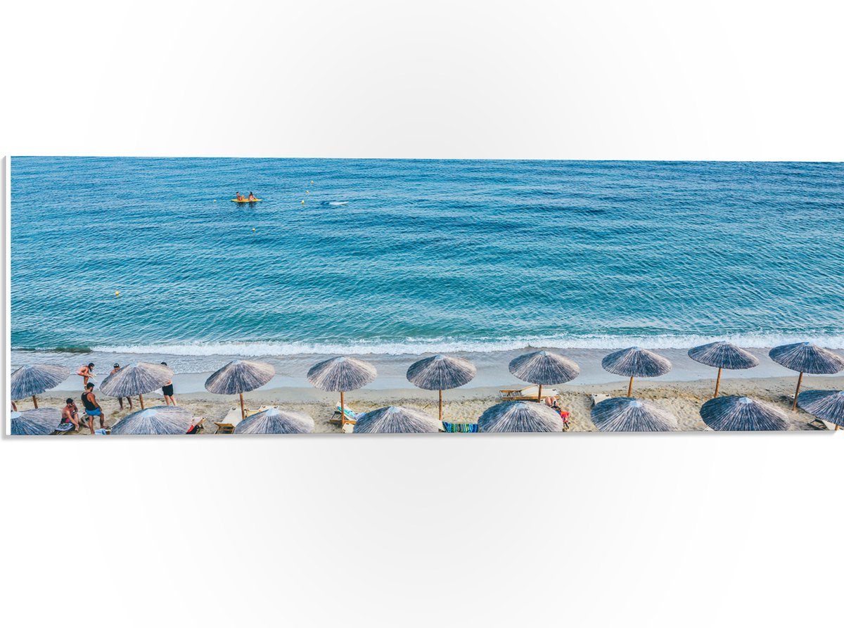 PVC Schuimplaat- Rieten Parasols met Ligbedjes op het Strand - 60x20 cm Foto op PVC Schuimplaat