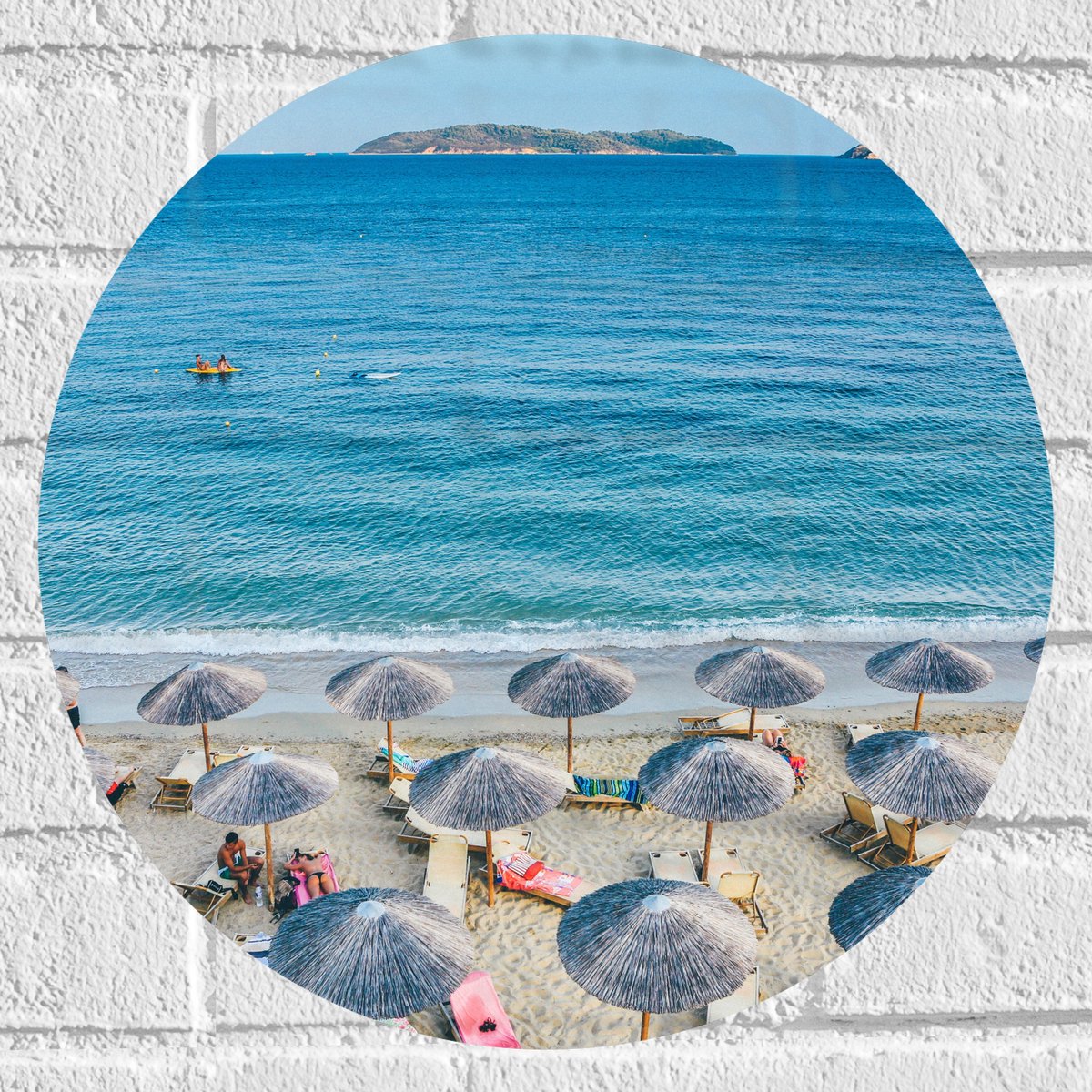 Muursticker Cirkel - Rieten Parasols met Ligbedjes op het Strand - 40x40 cm Foto op Muurst