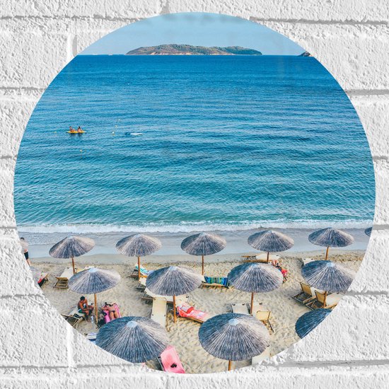 WallClassics - Muursticker Cirkel - Rieten Parasols met Ligbedjes op het Strand - 40x40 cm Foto op Muursticker