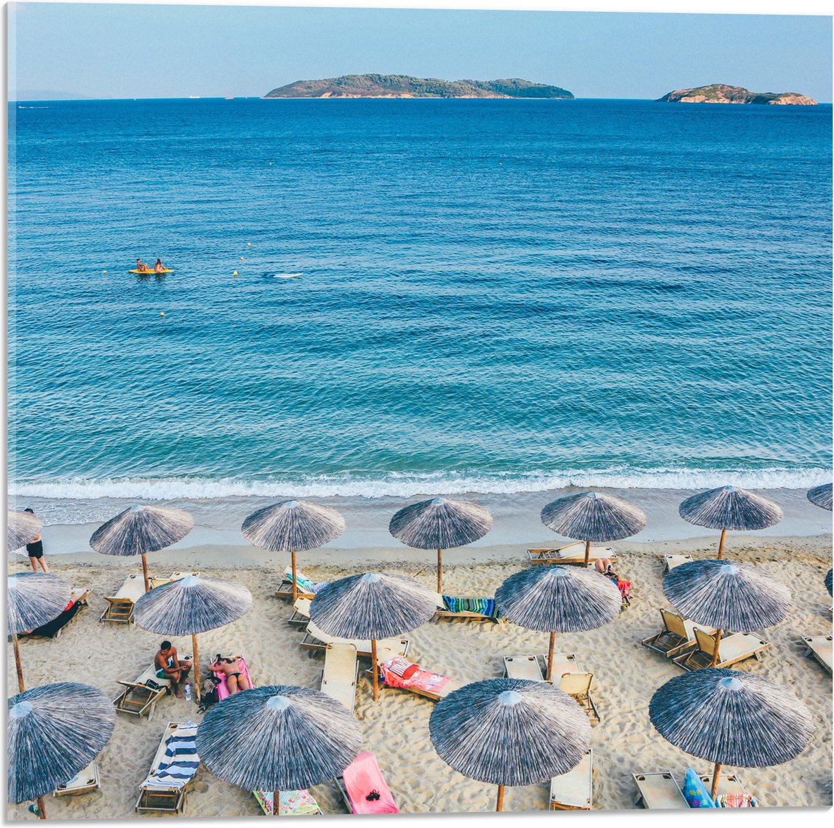Acrylglas - Rieten Parasols met Ligbedjes op het Strand - 50x50 cm Foto op Acrylglas (Wand