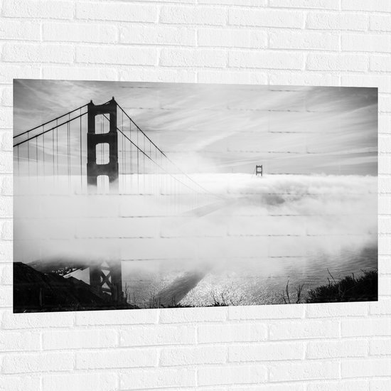 WallClassics - Muursticker - Hevige Mist bij Grote Brug - Zwart / Wit - 120x80 cm Foto op Muursticker