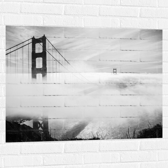WallClassics - Muursticker - Hevige Mist bij Grote Brug - Zwart / Wit - 100x75 cm Foto op Muursticker
