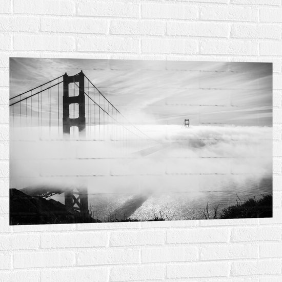 WallClassics - Muursticker - Hevige Mist bij Grote Brug - Zwart / Wit - 105x70 cm Foto op Muursticker