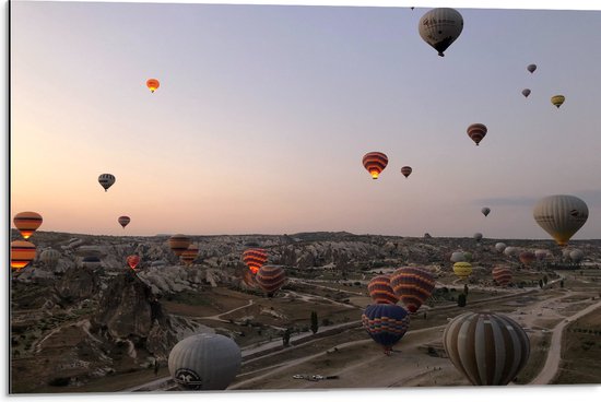 WallClassics - Dibond - Luchtballonnen boven Bergachtig Landschap - 75x50 cm Foto op Aluminium (Wanddecoratie van metaal)