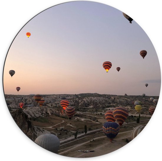 WallClassics - Dibond Muurcirkel - Luchtballonnen boven Bergachtig Landschap - 70x70 cm Foto op Aluminium Muurcirkel (met ophangsysteem)