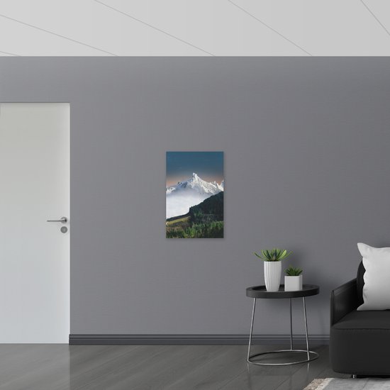 Dibond - Sneeuwbergen achter Groene Bergen - 50x75 cm Foto op Aluminium (Met Ophangsysteem)