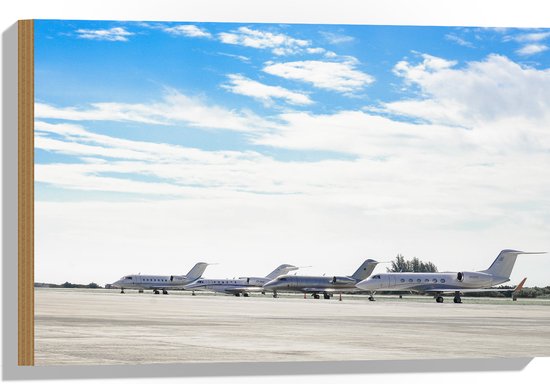WallClassics - Hout - Vliegtuigen Geparkeerd op het Vliegveld - 60x40 cm - 12 mm dik - Foto op Hout (Met Ophangsysteem)