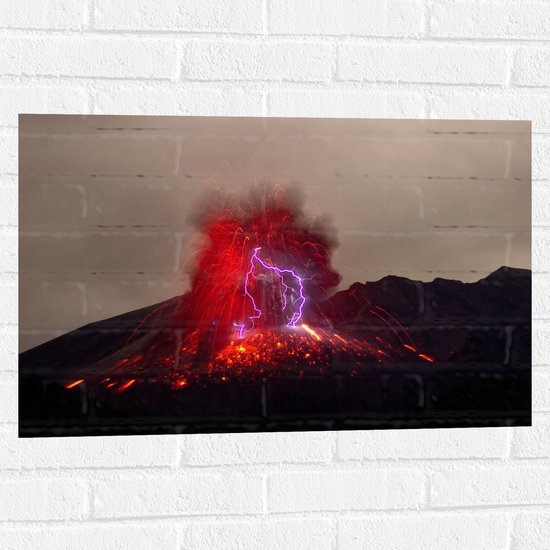 WallClassics - Muursticker - Actieve Vulkaan uitbarstend - 75x50 cm Foto op Muursticker