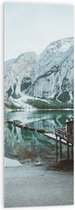 WallClassics - Acrylglas - Houten Huisje met Bootjes in Sneeuwgebied - 40x120 cm Foto op Acrylglas (Wanddecoratie op Acrylaat)