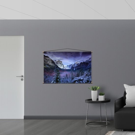 WallClassics - Textielposter - Besneeuwde Bergen met Bomen en Rotsen - 120x80 cm Foto op Textiel