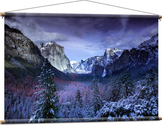 WallClassics - Textielposter - Besneeuwde Bergen met Bomen en Rotsen - 120x80 cm Foto op Textiel