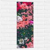 WallClassics - Muursticker - Bloemenstruik met Verschillende Roze Bloemen - 30x90 cm Foto op Muursticker