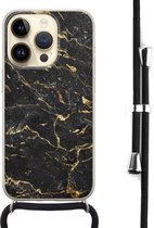 Hoesje met koord - Geschikt voor iPhone 14 Pro - Marmer zwart goud - Verstelbaar zwart koord - Zwart, Transparant, Goud - Marmer - Leuke Telefoonhoesjes