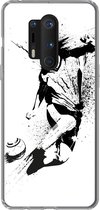 Geschikt voor OnePlus 8 Pro hoesje - Een illustratie van een persoon die een voetbal richting doel schiet - Jongens - Jongetje - Kind - Siliconen Telefoonhoesje