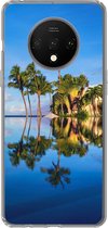 Geschikt voor OnePlus 7T hoesje - Bij Wailea Beach op Hawaii worden palmbomen gereflecteerd op het water - Siliconen Telefoonhoesje