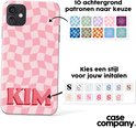 Telefoonhoesje met lichtroze geruite golfpatroon en de naam KIM.
