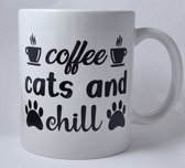 Mug avec texte ' Coffee cats and chill' - sac à café pour les amoureux des chats