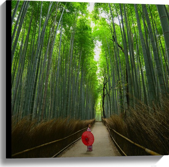 WallClassics - Canvas  - Bamboe Bomen met Japanse Paraplu - 60x60 cm Foto op Canvas Schilderij (Wanddecoratie op Canvas)