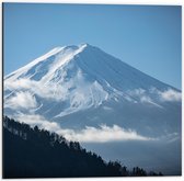 WallClassics - Dibond - Hoge Besneeuwde Berg - 50x50 cm Foto op Aluminium (Met Ophangsysteem)
