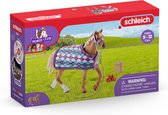 schleich HORSE CLUB - Engelse volbloed met deken - Speelfigurenset - Kinderspeelgoed voor Jongens en Meisjes - 5 tot 12 jaar - 42360