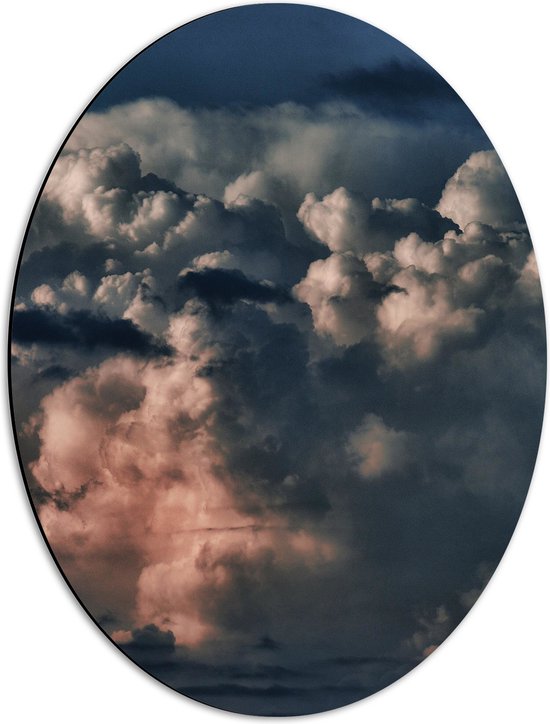 WallClassics - Dibond Ovaal - Donkere Wolken in de Lucht - 42x56 cm Foto op Ovaal (Met Ophangsysteem)