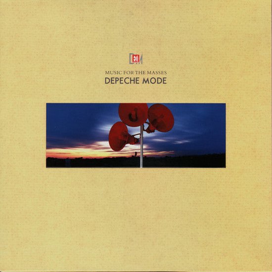 Albumhoes met de titel "Music For The Masses" van Depeche Mode, met drie rode luidsprekers tegen een zonsondergang.