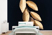 Behang - Fotobehang Bladeren - Zwart - Goud - Luxe - Planten - Breedte 450 cm x hoogte 300 cm