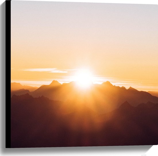 WallClassics - Canvas  - Ondergaande Zon achter de Bergen - 60x60 cm Foto op Canvas Schilderij (Wanddecoratie op Canvas)