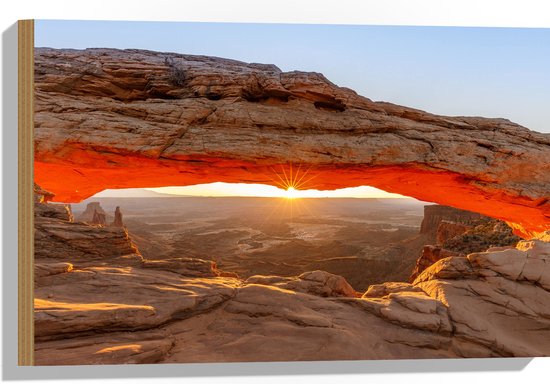 WallClassics - Hout - Zonsondergang bij Mesa Arch - 60x40 cm - 12 mm dik - Foto op Hout (Met Ophangsysteem)