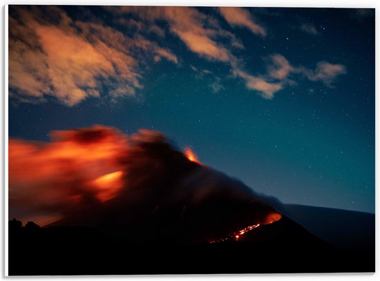 WallClassics - PVC Schuimplaat- Uitbarstende Vulkaan in de Nacht - 40x30 cm Foto op PVC Schuimplaat