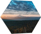 WallClassics - PVC Schuimplaat Hexagon  - Wolkenbed boven Berglandschap - 70x60.9 cm Foto op Hexagon (Met Ophangsysteem)