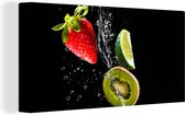 Canvas Schilderij Fruit - Water - Zwart - Stilleven Aardbei - Kiwi - 80x40 cm - Wanddecoratie