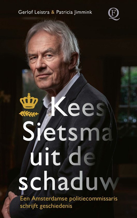 Boekcover Kees Sietsma uit de schaduw, een Amsterdamse politiecommissaris schrijft geschiedenis. Gerlof Leistra & Patricia Jimmink.
