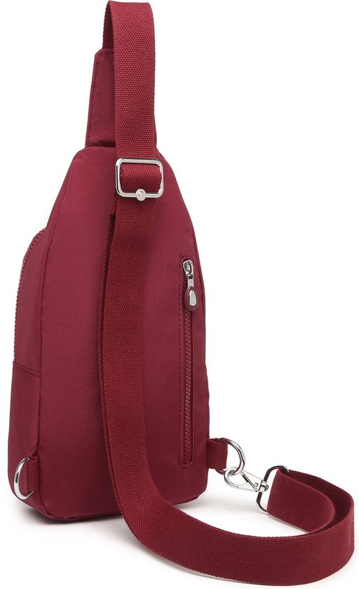 Bordeauxrode crossbodytas, detail van de ritsen en schouderband.