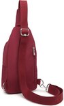 Bordeauxrode crossbodytas, detail van de ritsen en schouderband.