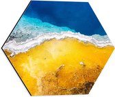WallClassics - Dibond Hexagon - Geel Zand aan Zee - 40x34.8 cm Foto op Hexagon (Met Ophangsysteem)
