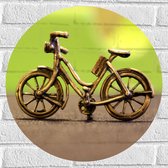 WallClassics - Muursticker Cirkel - Miniatuurbeeld van Gouden Fiets - 50x50 cm Foto op Muursticker