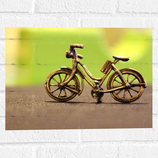 WallClassics - Muursticker - Miniatuurbeeld van Gouden Fiets - 40x30 cm Foto op Muursticker