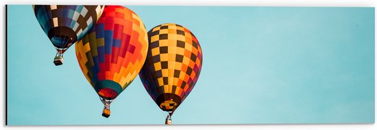 WallClassics - Dibond - Drie Kleurrijk Geblokte Luchtballonnen - 60x20 cm Foto op Aluminium (Wanddecoratie van metaal)