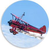 WallClassics - PVC Schuimplaat Muurcirkel - Rood vliegtuigje bij Blauwe Lucht - 30x30 cm Foto op Muurcirkel (met ophangsysteem)