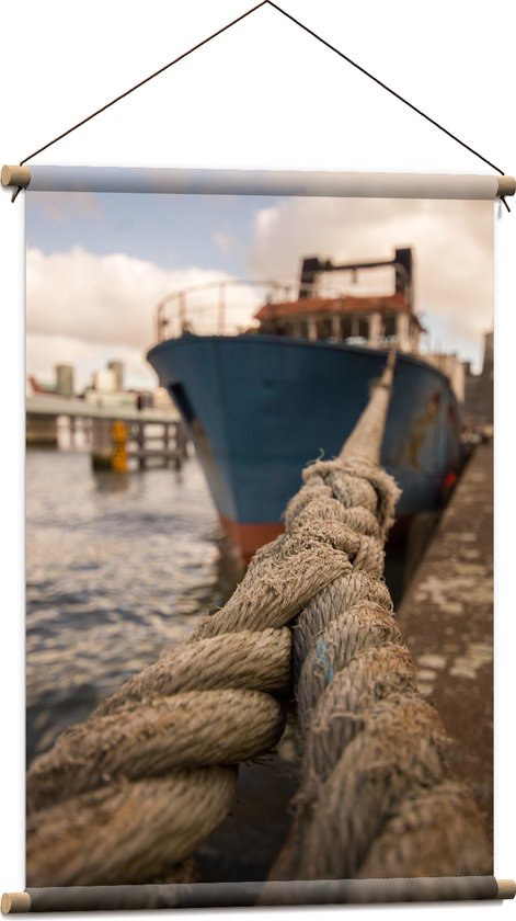 WallClassics - Textielposter - Dik Touw aan Vrachtschip in de Haven - 60x90 cm Foto op Textiel