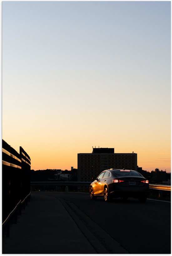 WallClassics - Poster Glanzend – Auto op Dak van Parkeergarage - 40x60 cm Foto op Posterpapier met Glanzende Afwerking