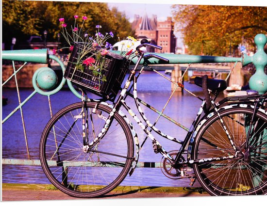 WallClassics - PVC Schuimplaat- Fiets geparkeerd op Brug - 100x75 cm Foto op PVC Schuimplaat