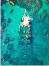 WallClassics - Poster Glanzend – Scheepswrak in Helderblauwe Oceaan - 60x80 cm Foto op Posterpapier met Glanzende Afwerking