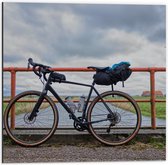 WallClassics - Dibond - Vélo de course garé sur un pont - Photo 50x50 cm sur aluminium (avec système d'accrochage)